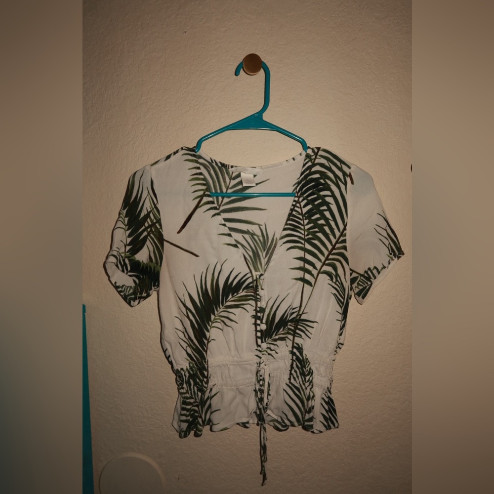 H&M - white/green palm leaf print crop top #beachvibes